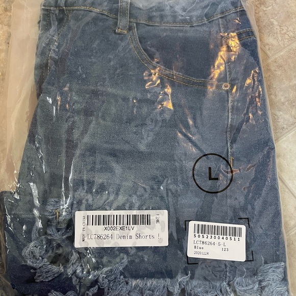 Size L NWT jean short. - Picture 2 of 2